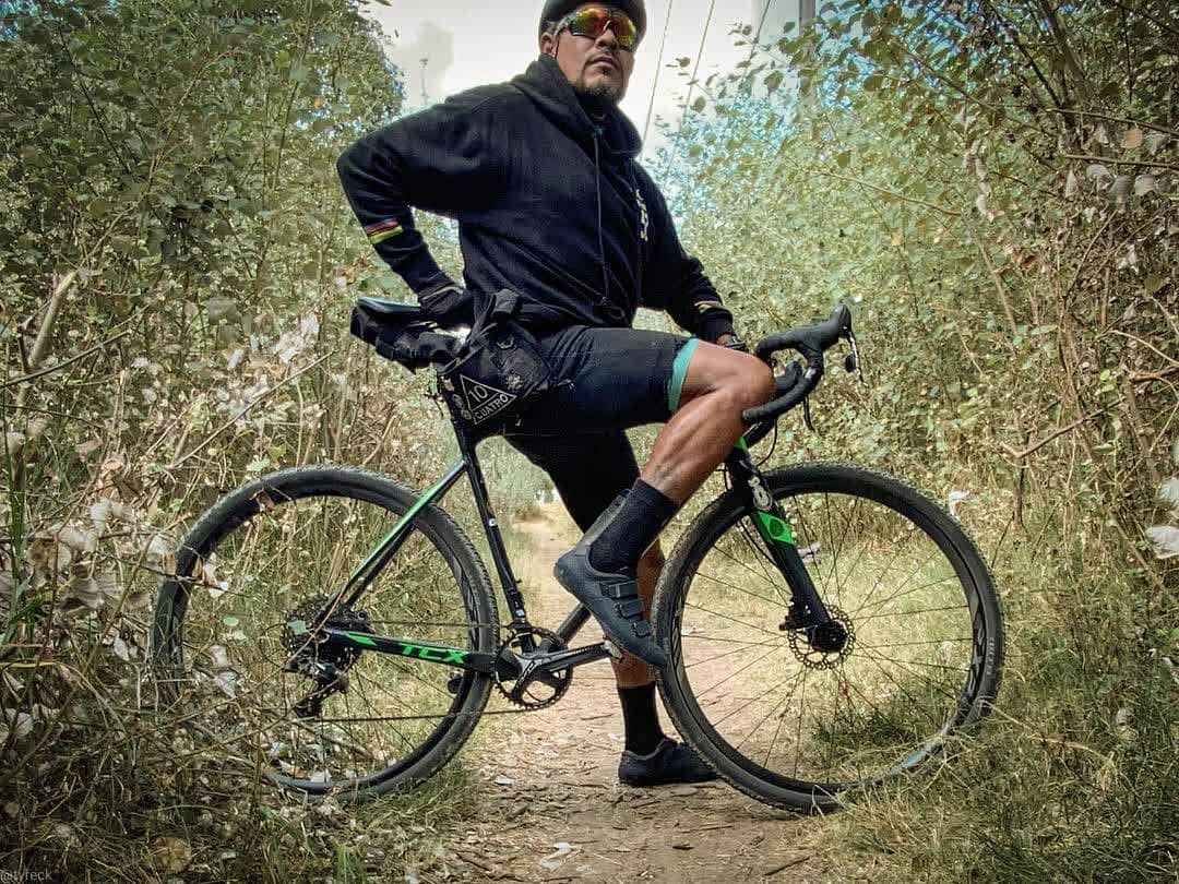 doserremx's tweet image. Esta es una publicación de apreciación a @Tyreck. Ha usado productos Dos Erre desde hace años pa mensajear.
Hicimos para él una riñonera rolltop y una funda de cel, ambas bordadas con el logo de @10cuatromx. Si viven en cdmx seguramente lo han visto rodar como todo un crack