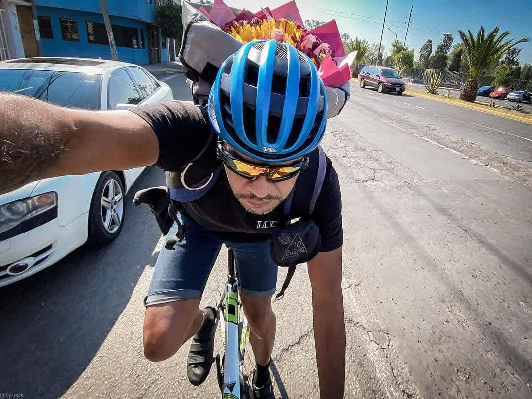 doserremx's tweet image. Esta es una publicación de apreciación a @Tyreck. Ha usado productos Dos Erre desde hace años pa mensajear.
Hicimos para él una riñonera rolltop y una funda de cel, ambas bordadas con el logo de @10cuatromx. Si viven en cdmx seguramente lo han visto rodar como todo un crack