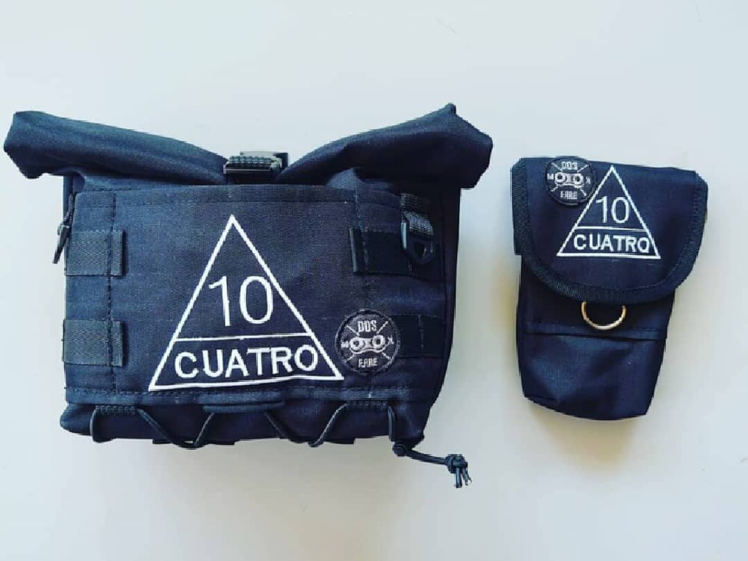 doserremx's tweet image. Esta es una publicación de apreciación a @Tyreck. Ha usado productos Dos Erre desde hace años pa mensajear.
Hicimos para él una riñonera rolltop y una funda de cel, ambas bordadas con el logo de @10cuatromx. Si viven en cdmx seguramente lo han visto rodar como todo un crack