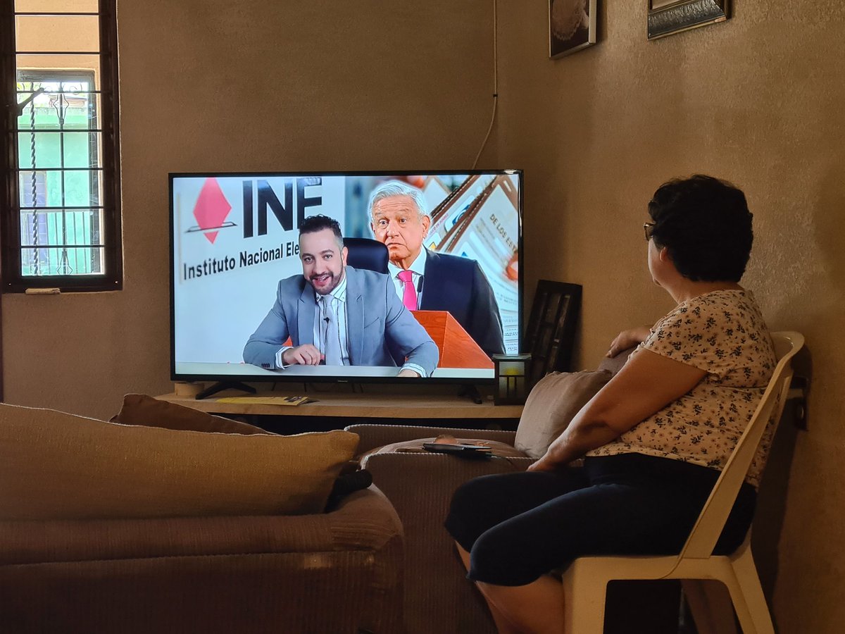 cr_deisy's tweet photo. Mi mamá antes decía que no le entendía a @ChumelTorres lo que decía, ahora me pregunta ya salió Chumel? Y vive preocupada por él que no le vayan a hacer algo, por todo lo que dice del gobierno y lo incluye en el rosario❤ 🤣🤣🤣 #ElPulsoDeLaRepública #ChumiBb @mqn501 https://t.co/vhSqBSbzvY