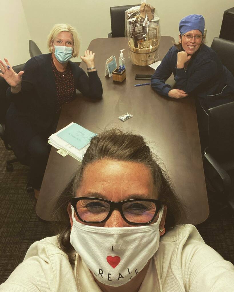 chrisbalmes's tweet photo. 🖊 Congratulations on your sale Em! 🏘 And thank you to Kim White @fidelitypdx for always providing 5 ⭐️ service to all parties involved in each transaction! #signingday #sellinginvestmentproperties #instantequity #i❤️realestate #chrisbalmesproperties … https://t.co/WmKn01xAyv https://t.co/BMzwSbMbIW