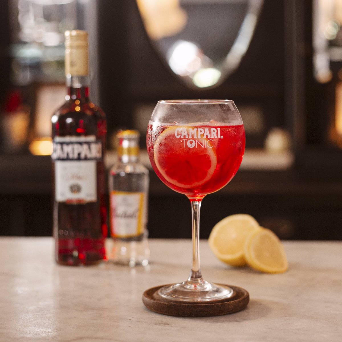 La simpleza en una parte de Campari, tres partes de tónica y una rodaja de limón. #CampariTonic