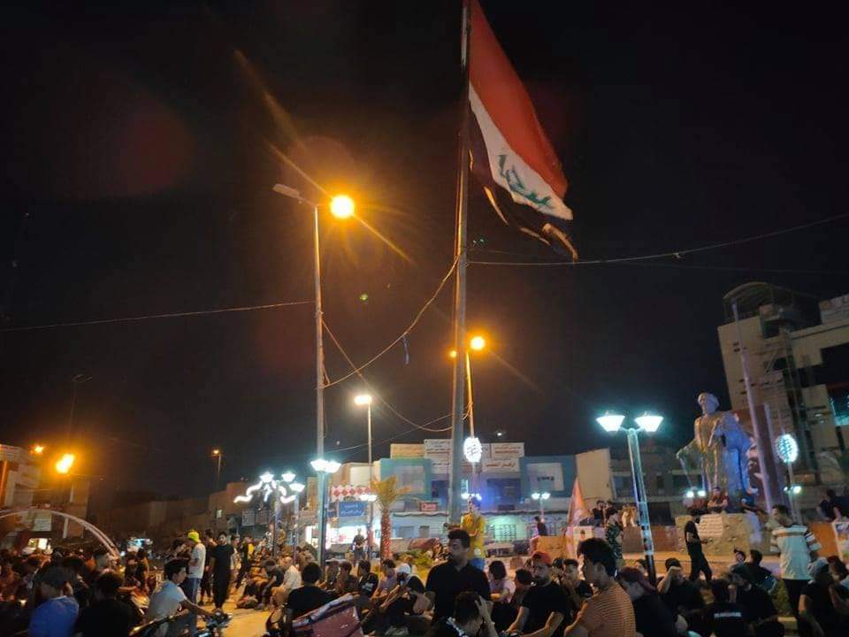 trend_althuraa's tweet photo. 🔴الان
نصب السرداق من قبل ثوار ساحة الحبوبي وسط الناصرية
#التحرير_تقمع   
#iraqiprotest 
#العراق_ينتفض https://t.co/bkw51VetE8