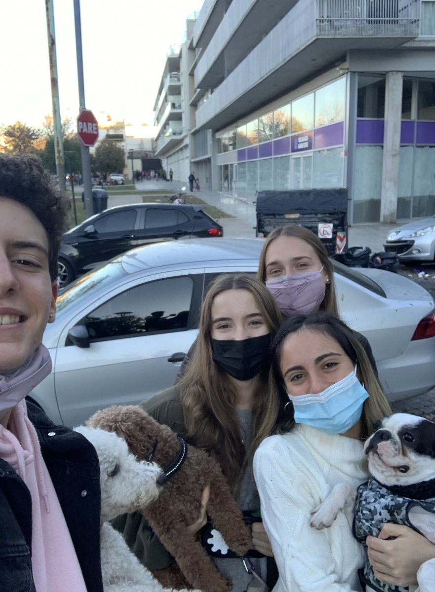 nos juntamos a merendar con perros, de los 17 a los 70 hay una fina línea