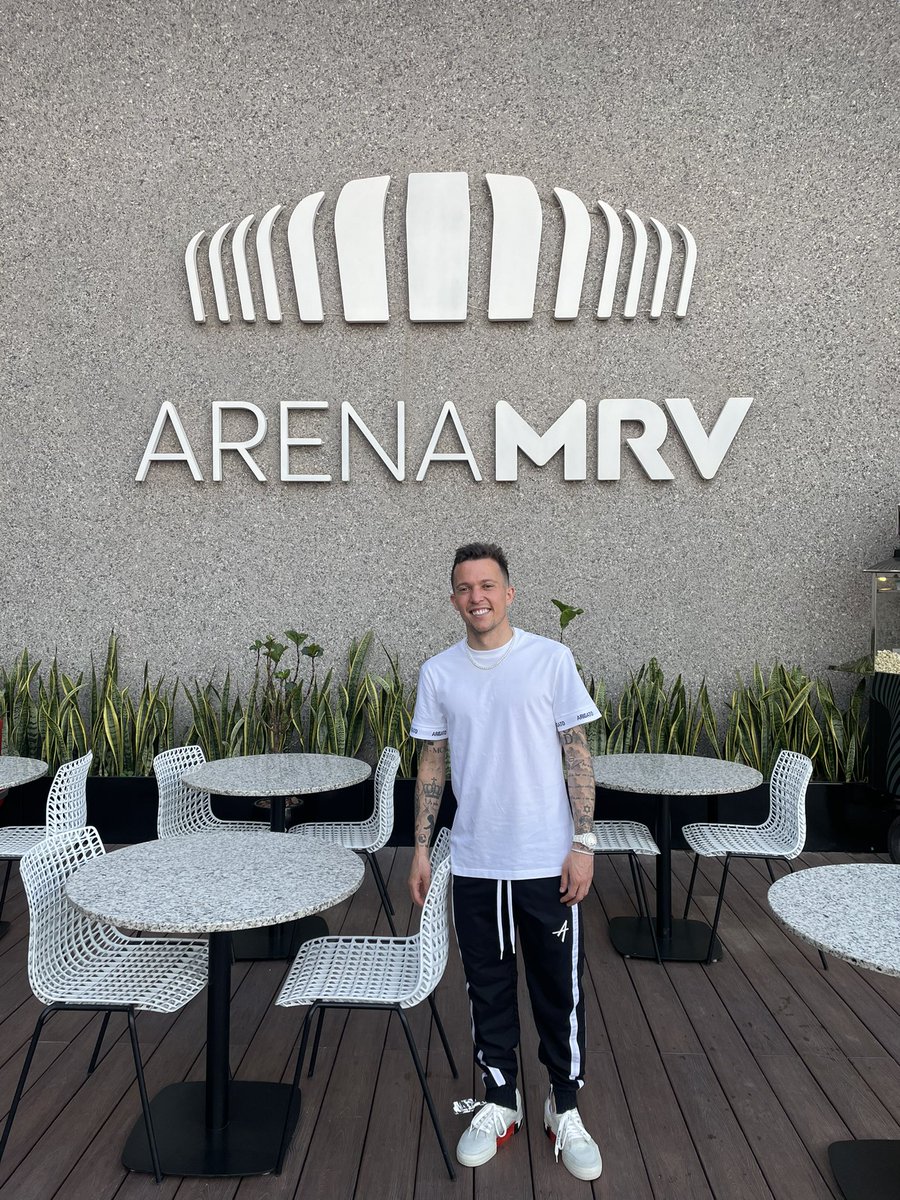 b_10duarte's tweet photo. Dia de visitar a casinha! 🤪🐔🏠 @ArenaMRV https://t.co/NKE4xlBcLX