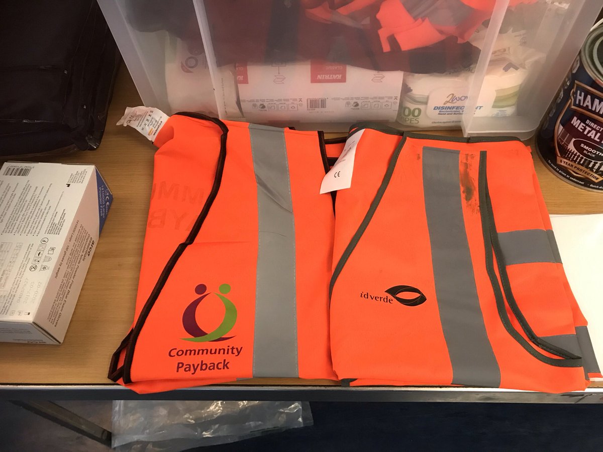 AndrewKauffma20's tweet photo. Great to start a new weekly Tuesday project with partners @LonCRCProbation @MTCLivesTransf with clients @LBHF at #WoodLaneEstate  supporting TRA #PrimeandPaint railings across the estate #PartnershipWorking @idverdeUK https://t.co/fLzO40L7V7