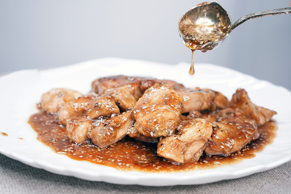 курица в кунжуте и соевом соусе. куриная грудка запечённая с луком и лимоном. куриные крылышки в меду. курица в имбирном соусе. курица в апельсиновом соусе.