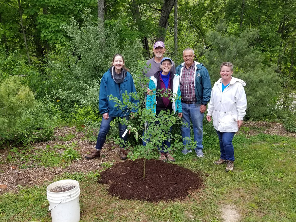 Trees_Forever's tweet photo. Throwback to earlier this month when our very own Debbie Fluegel presented a Healthy Trees and Shrubs workshop in Petersburg, Illinois! Thanks to our partners Starhill Forest Arboretum, Three Pines Petersburg and Menard County Trails for helping to put on this educational class! https://t.co/zA5jv2qSLU