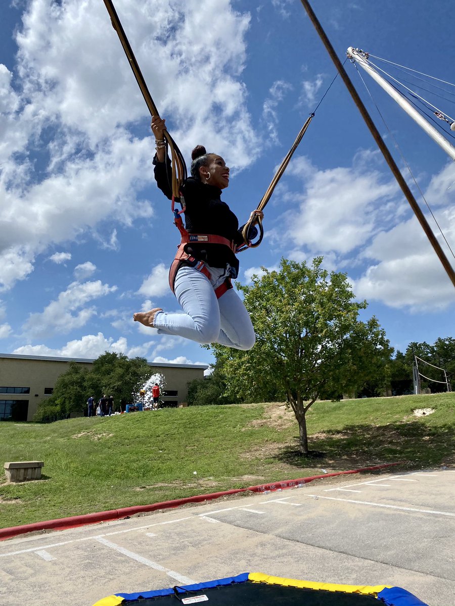 bree_on_walker's tweet photo. 3 • M O R E • D A Y S 🎉🎓💪🏽 #seniorcarnival #3moredays #graduationisnear #summerisalmosthere https://t.co/xYH1UJZN18
