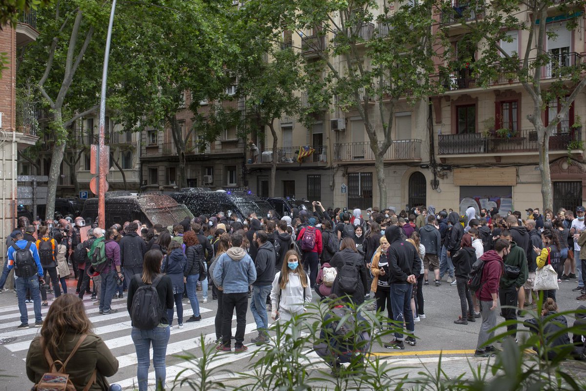 siraesca's tweet photo. S'ha executat el desnonament de l'Axel, l'Arkaitz i en Manel a Poble Sec, mentre el moviment per l'habitatge ocupava la seu d'ERC per posar sobre la taula la problemàtica dels desnonaments. 

"Avui hem perdut la casa, però ens tenim a totes nosaltres i això no ho perdrem mai". https://t.co/y9OIoiYfTm