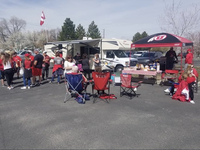 Bk225466Bryan's tweet image. TAILGATING TIME!!!  
@utahbaseball 
The Kelly’s will be hosting a tailgate before the game on Friday at Lindquist.  Come cheer on the Utes, see some old friends and make new ones.
We will there around 3:00 with burgers, hot dogs, chips and water.  Hope to see you all there!!!