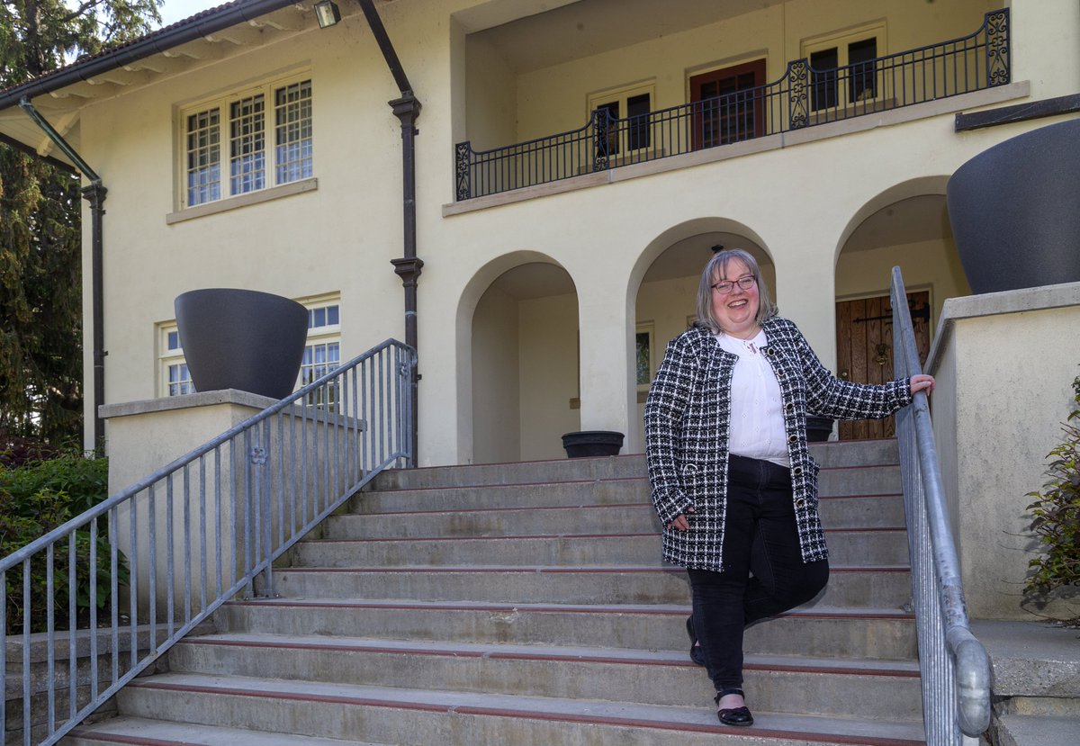LFPress's tweet photo. Graduating students in the #ldnont area who have missed out on the usual ceremonies because of the #COVID19 pandemic may still be able to sneak in a prom or graduation photo — thanks to the Heritage London Foundation. @calvi_leon has all the details: https://t.co/oSmWRQhKjY https://t.co/EnJ3Rt3YoK