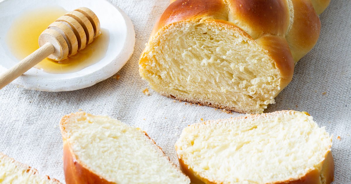 RedStarYeast's tweet image. Get RECIPE &amp;amp; VIDEO tutorial: bit.ly/3sOzAm9

We loaf a delicious Braided Challah! The golden-brown crust is a definite wow factor!😍 This recipe makes 2 loaves, so you can share one with friends, family or neighbors.
#challah #challahbread