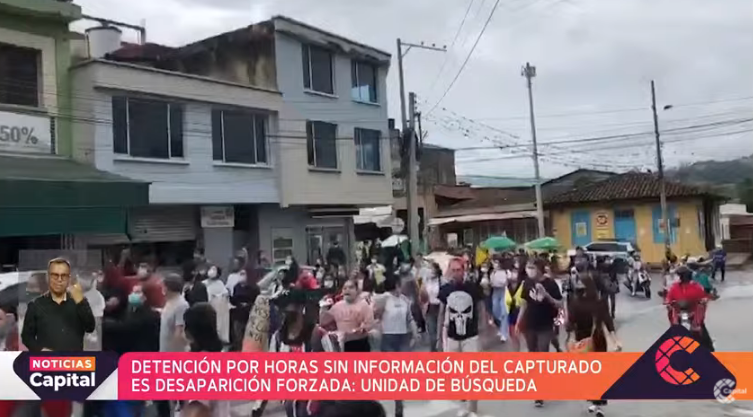 CanalCapital's tweet photo. ⭕ #ENVIVO 

#NoticiasCapital | La Unidad de Búsqueda ha hecho un llamado al Gobierno afirmando que cuando se generan capturas y no hay información sobre el paradero ni el lugar donde se encuentran los capturados son consideradas en una situación de desaparición forzada. 

↓ https://t.co/4paogPdbpW