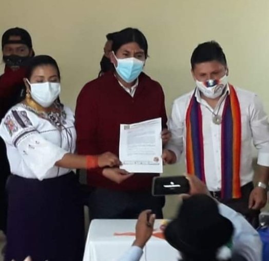 fer_cabascango's tweet photo. Recibo el mandato de la Federación de los Pueblos Kichwas del Norte para la derogatoria del #Decreto1158 que elimina los subsidios a los combustibles y provoca la subida permanente de precios. No queremos otro golpe para los ecuatorianos.
#FerCabascango
#HonestidadYCompromiso https://t.co/29iE9BYcfG