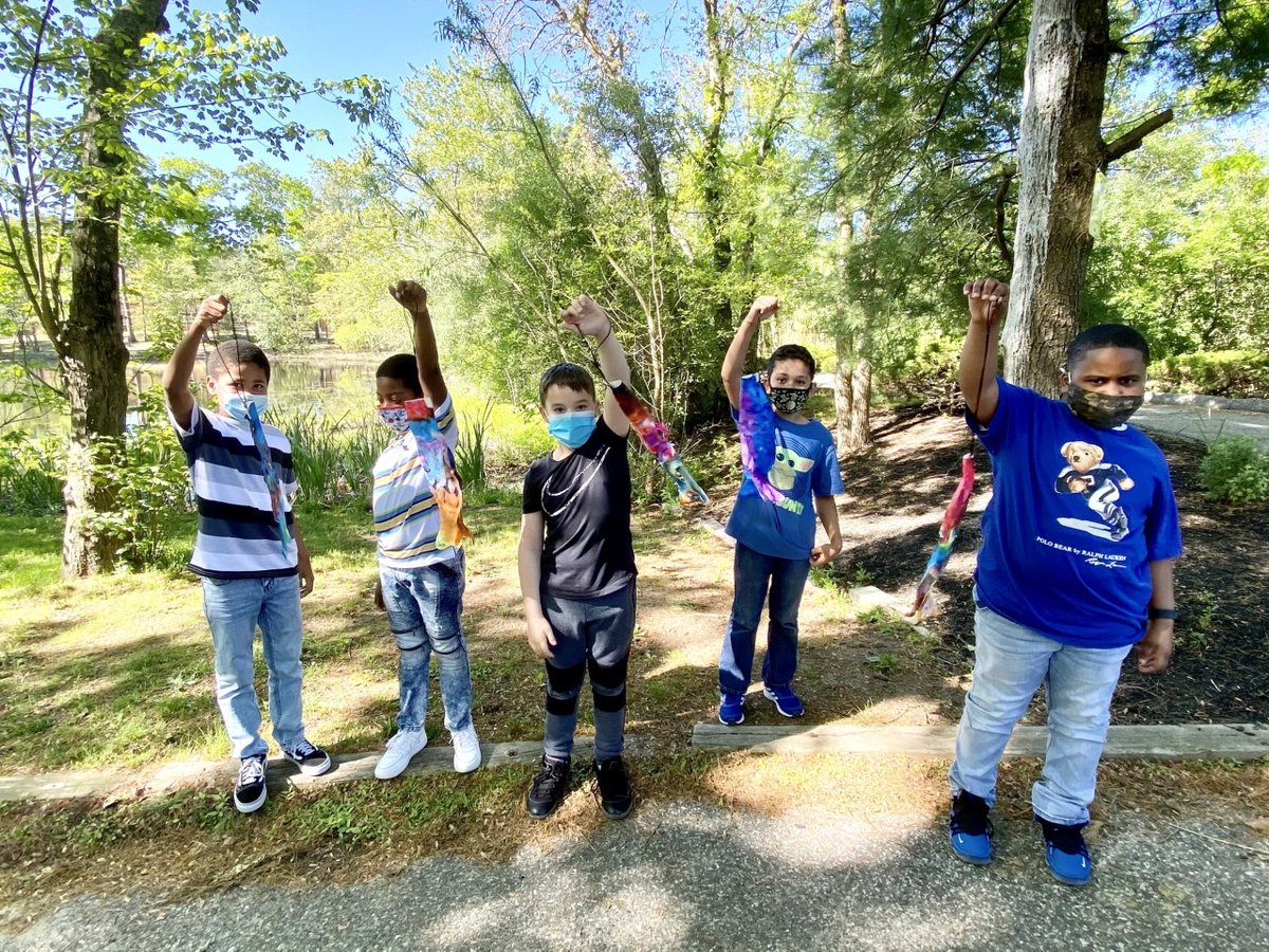 ArchwayPrograms's tweet image. Students from our Upper School campus recently studied the Japanese celebration of Children’s Day in Ms. Weber's Art Class. Traditionally carp flags are used in celebration of this day. Archway students created their own carp flags in art class and flew them around outside. 🎏