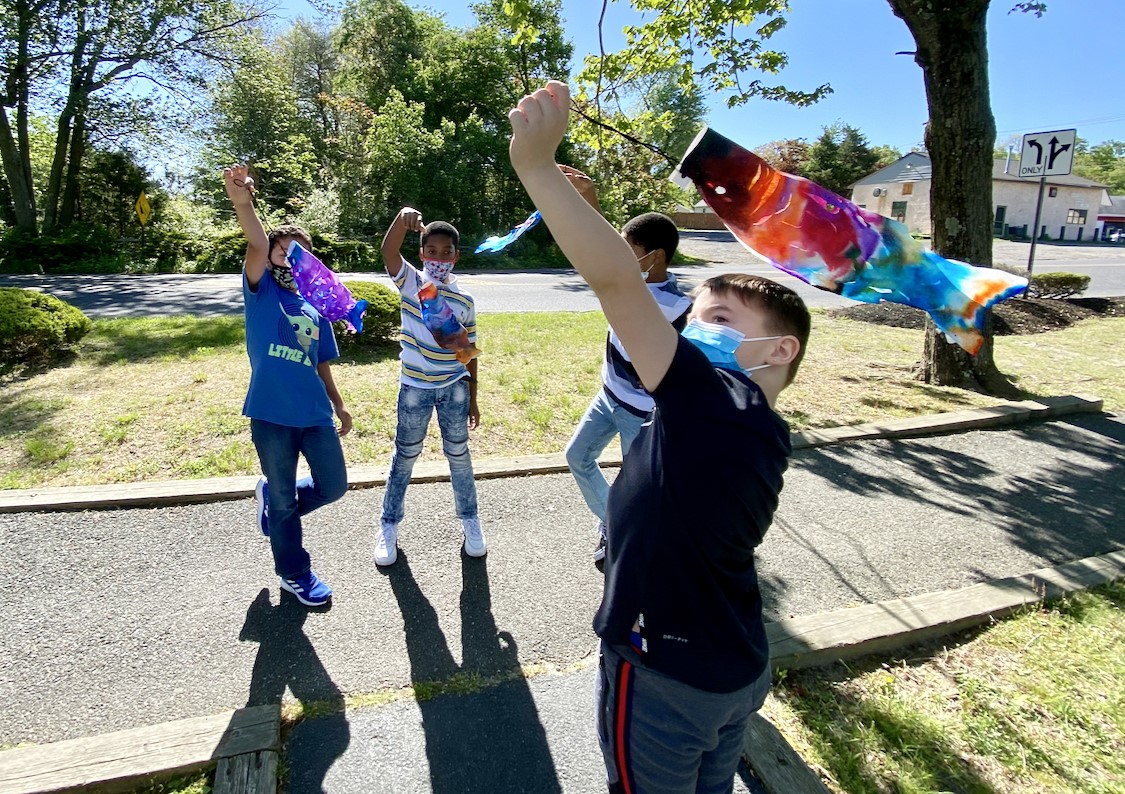 ArchwayPrograms's tweet image. Students from our Upper School campus recently studied the Japanese celebration of Children’s Day in Ms. Weber's Art Class. Traditionally carp flags are used in celebration of this day. Archway students created their own carp flags in art class and flew them around outside. 🎏