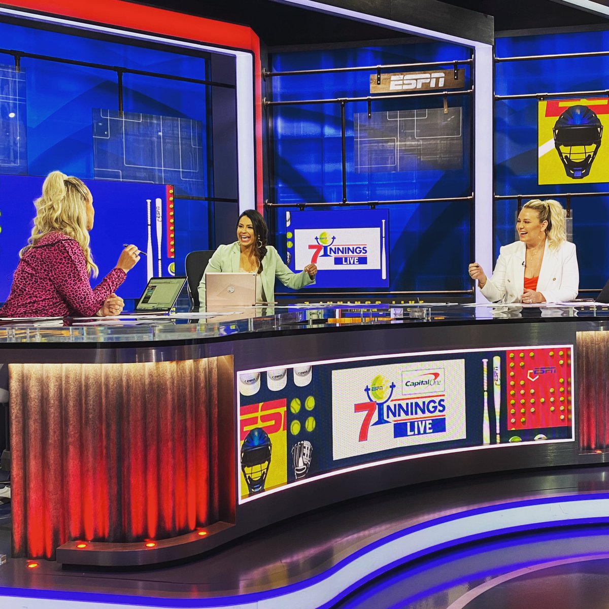 D1Softball's tweet photo. Kudos to @espn for creating the “7 Innings Live” show that provided whip-around coverage to all the regionals in a format like the popular NFL Red Zone.

📸 : @jessmendoza

🔗  https://t.co/Z22bdPDdA3 https://t.co/BjSw1qcsbi