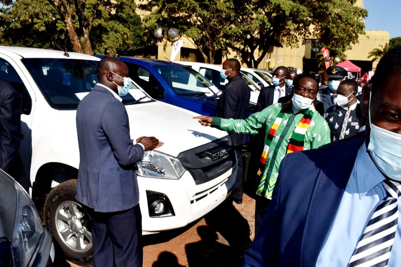 NewsHawksLive's tweet photo. Further evidence, if any is needed anyway, that the Mbuya Nehanda statue unveiling event was a Zanu PF political and electioneering gathering is there. From the statue, traditional chiefs, a fulcrum to Zanu PF electoral politics, went to collect cars at Rainbow Towers Hotel. https://t.co/7dIVGYMxbx