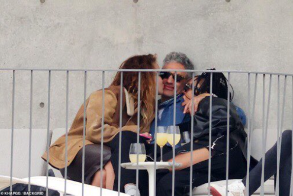 Poliamoriscom's tweet photo. ¿Posible nueva trieja a la vista? Tenemos pruebas y ninguna duda....🤓

#poliamor #Polyamory #poliamoris
https://t.co/y0nGiHgswe https://t.co/fnvqax3QxF