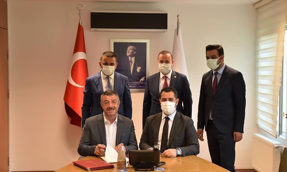 AkPartiSiirt's tweet photo. Siirt Milletvekilimiz sayın @osman_oren Siirt Valimiz Sayın Osman Hacıbektaşoğlu, İl Başkanımız Sayın @AvEkremOlgac , İlçe Kaymakamlarımız ve Belediye Başkanlarımızla birlikte, daha önce müjdeleri verilen spor komplekslerimizin protokolleri imzalandı. 

https://t.co/hewy0HIUaB https://t.co/sMkqno8dUy