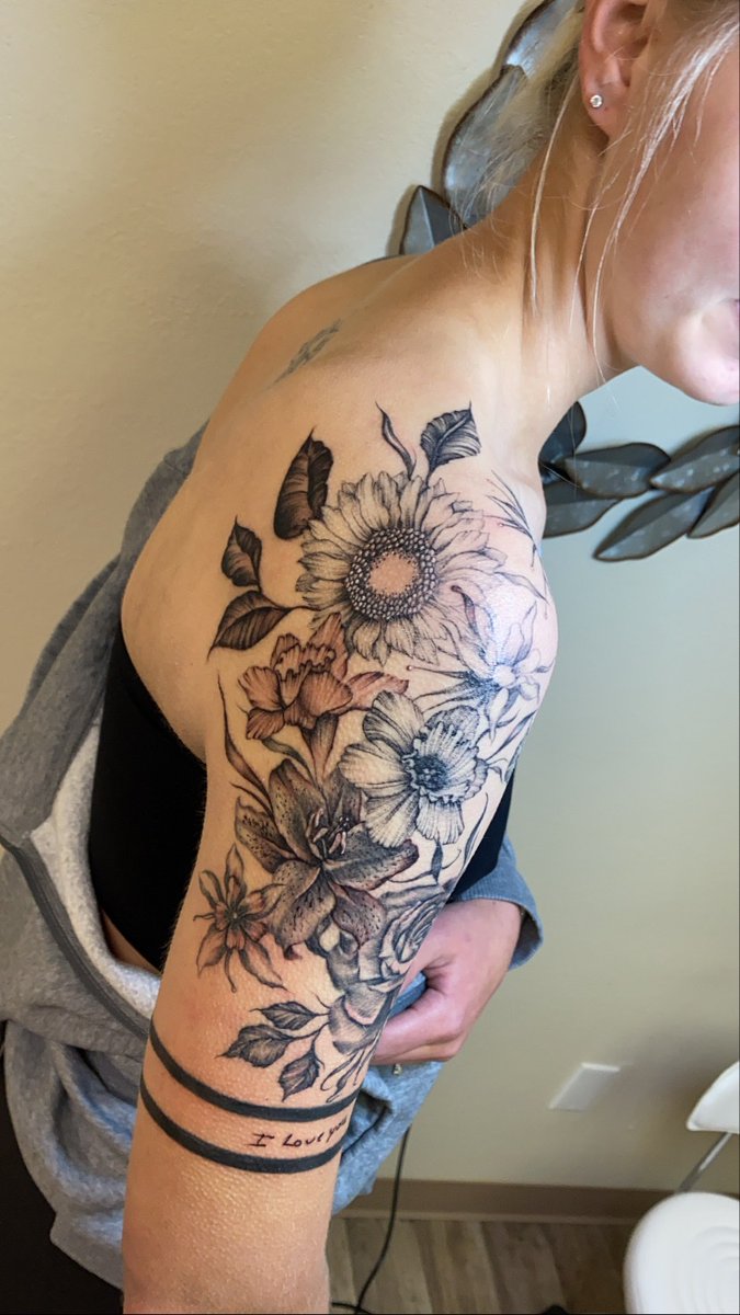 jclynnstwrt's tweet photo. flowers from the other day some fresh but mostly healed up https://t.co/AGpa1E9G0M