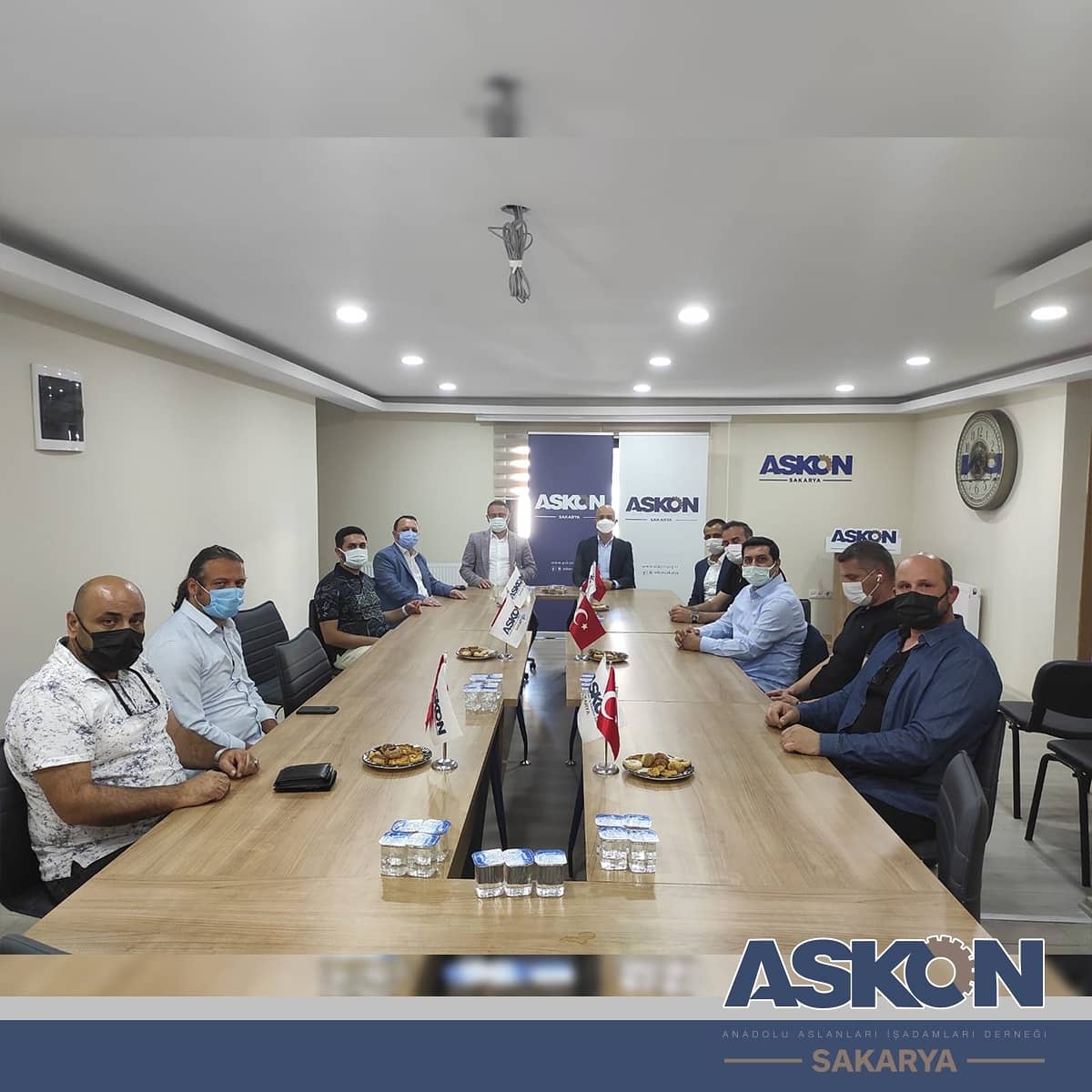SakaryaAskon's tweet photo. Şehrimizin tanınmış iş insanlarından serbest siyasetçi @EnderSERBES_  bey derneğimize ziyarette bulundu.
Kendilerine ve ekibine ziyaretleri için teşekkür ederiz.. https://t.co/j8pwnUeU3X