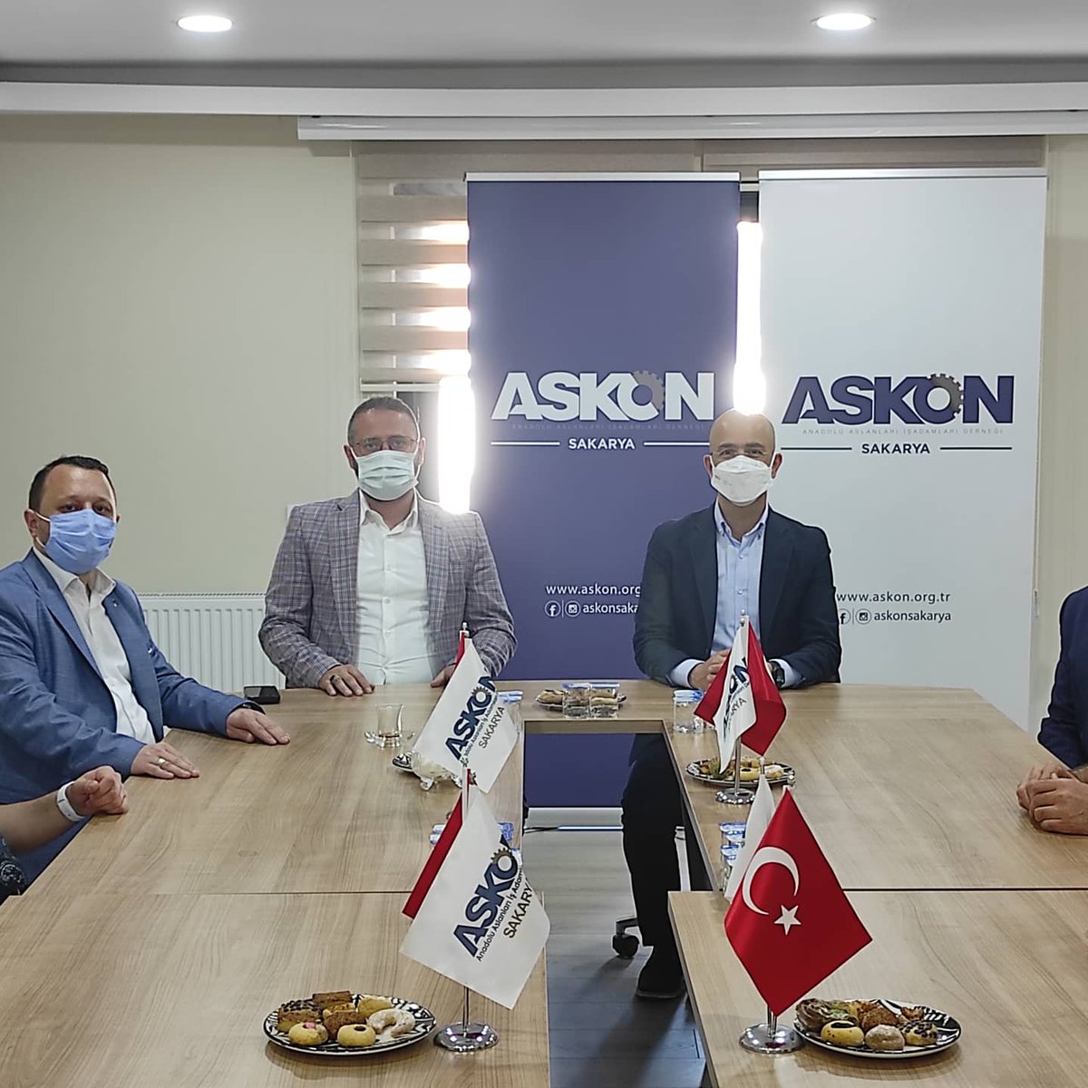 SakaryaAskon's tweet photo. Şehrimizin tanınmış iş insanlarından serbest siyasetçi @EnderSERBES_  bey derneğimize ziyarette bulundu.
Kendilerine ve ekibine ziyaretleri için teşekkür ederiz.. https://t.co/j8pwnUeU3X