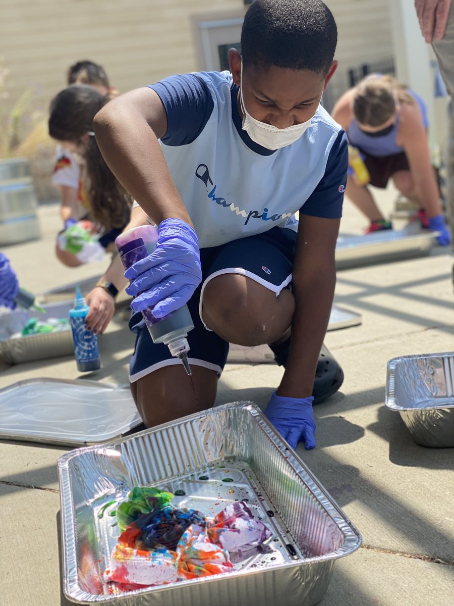 ms_peeples's tweet photo. I am just (tie) dying for them to stay in 4th grade forever!! #4thgraderocks #mspeeplespeeps https://t.co/keDU9LhCP0