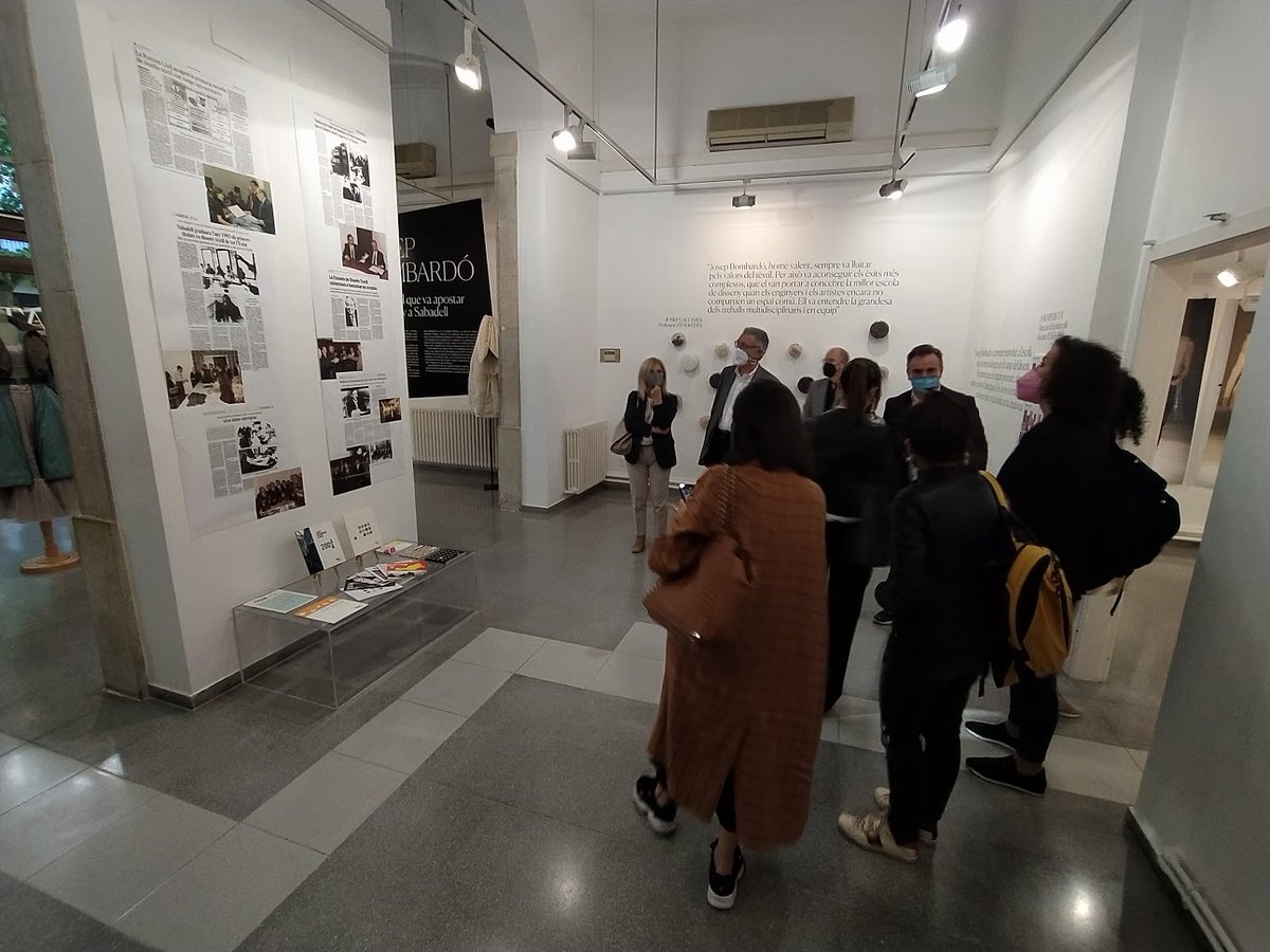 iSabadellcat's tweet photo. L’ @ESDi_Barcelona recorda els valors de Josep Bombardó amb una mostra homenatge al Casal Pere Quart de #Sabadell dos mesos i mig després de la seva mort. https://t.co/X9xLKvcutz https://t.co/R00KDtSmFO