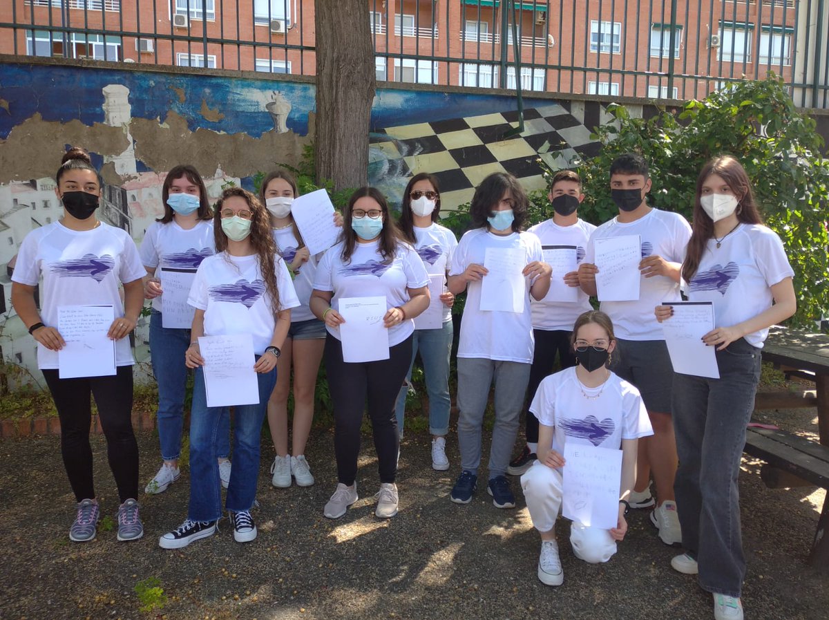 iesalagon's tweet photo. Los alumnos de 4º ESO del @iesalagon muestran orgullos las cartas recibidas de la residencia de ancianos de Coria. https://t.co/DQX8pr9fXc