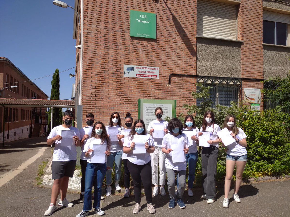 iesalagon's tweet photo. Los alumnos de 4º ESO del @iesalagon muestran orgullos las cartas recibidas de la residencia de ancianos de Coria. https://t.co/DQX8pr9fXc
