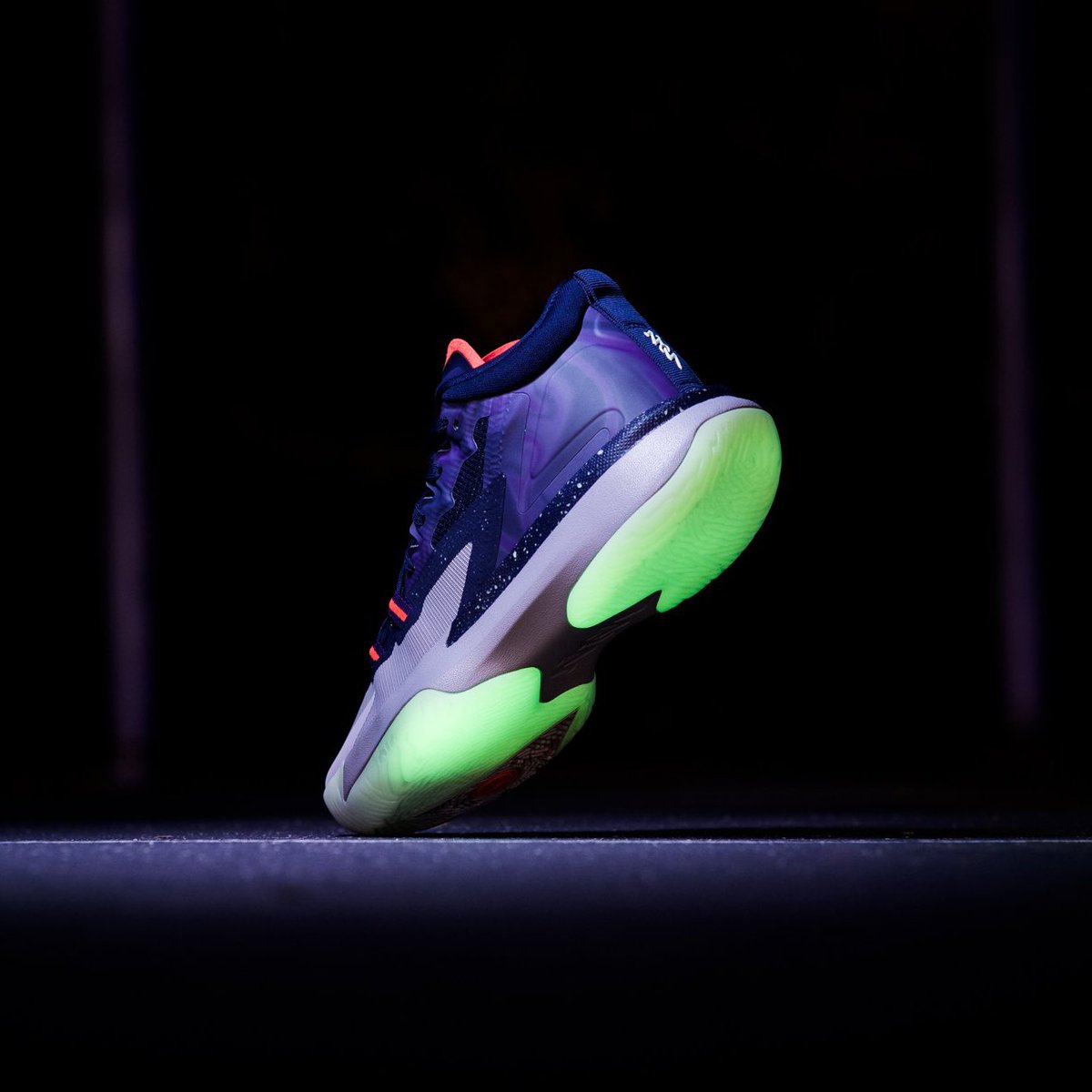 SNKR_TWITR tweet media