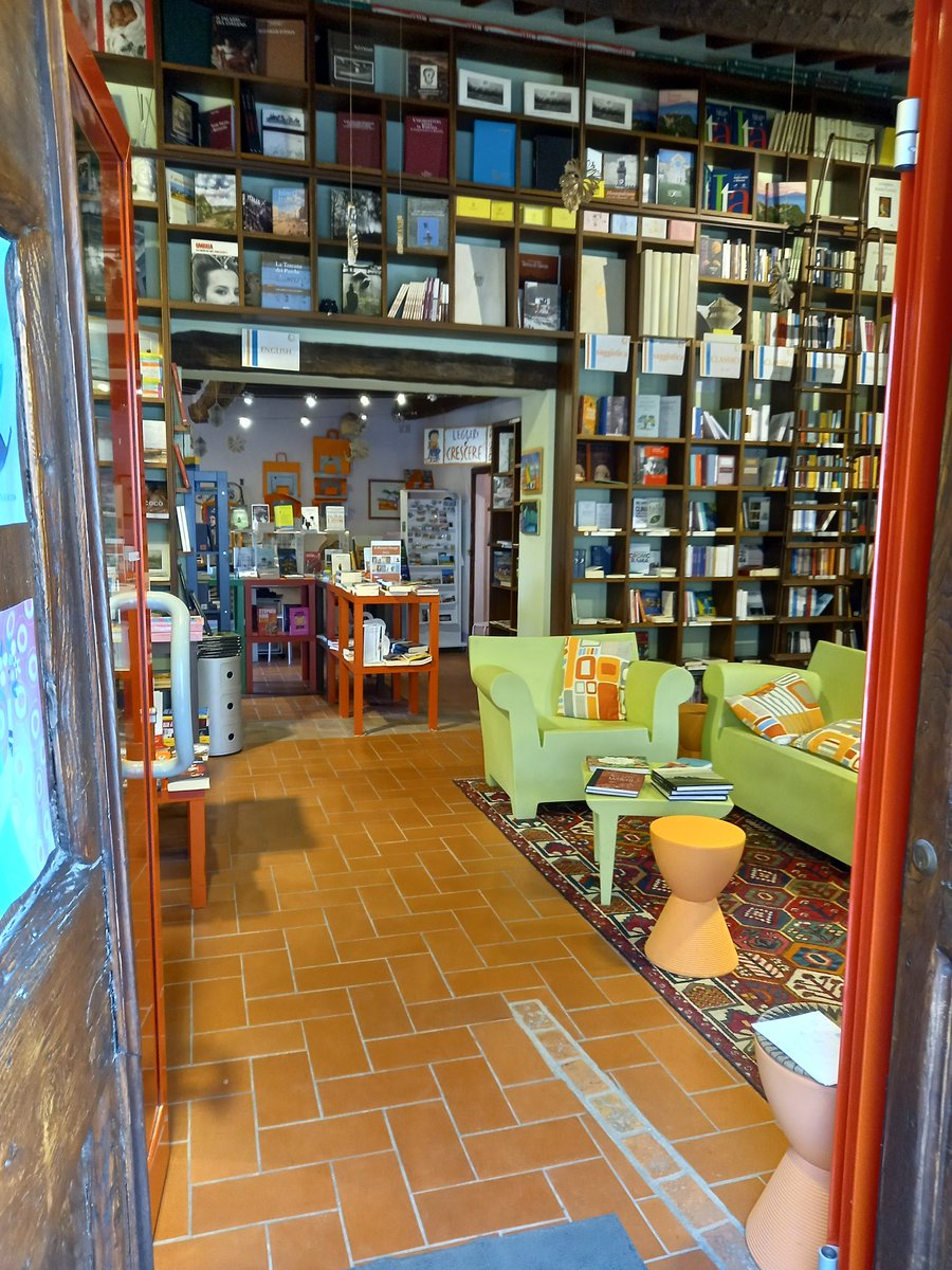 SimonaPetrioli's tweet photo. 📚... Perla nella perla è la libreria indipendente #Librorcia di #BagnoVignoni ... atmosfera unica! https://t.co/86lEPnTAwQ