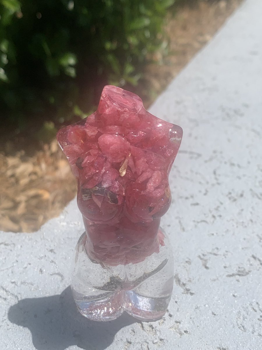 JasminBryant's tweet photo. Take a look at this latest goddess. She’s gorgeous &amp; full of energy with 3oz of rhodonite, which is a stone of compassion and an emotional balancer that clears away past wounds. It also nurtures love and clears the heart. #resingoddess #crystalhealing #crystals #rhodonite #ccdiy https://t.co/cnsl4NLxAh
