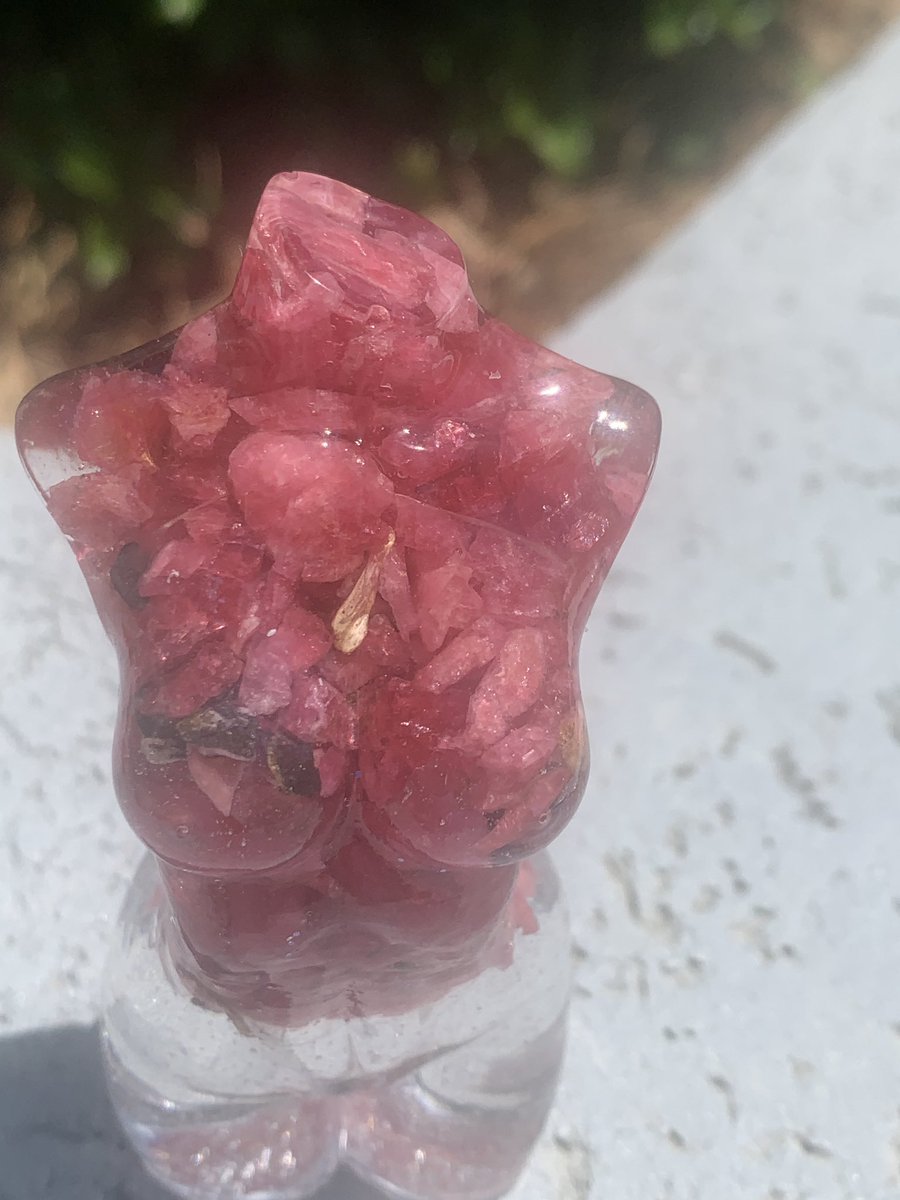 JasminBryant's tweet photo. Take a look at this latest goddess. She’s gorgeous &amp; full of energy with 3oz of rhodonite, which is a stone of compassion and an emotional balancer that clears away past wounds. It also nurtures love and clears the heart. #resingoddess #crystalhealing #crystals #rhodonite #ccdiy https://t.co/cnsl4NLxAh