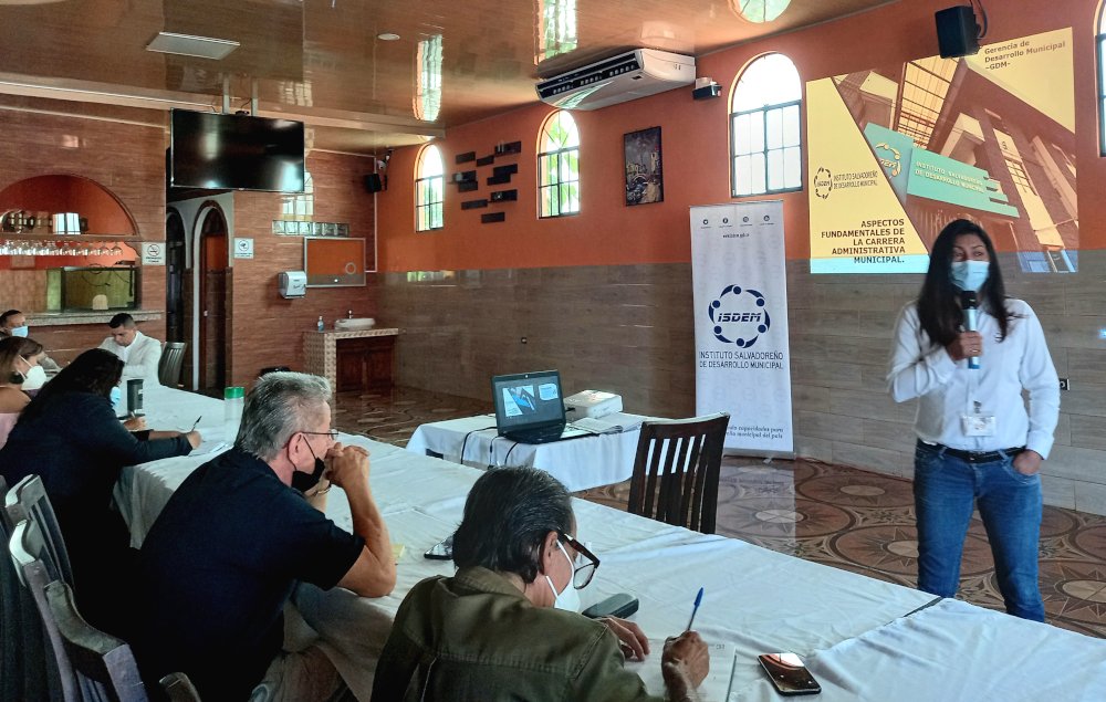 IsdemOficial's tweet photo. Con el fin de contribuir con las municipalidades para un mejor funcionamiento administrativo, el ISDEM capacitó a miembros del concejo, directores y gerentes de la @AlcaldiadeSoya en aspectos fundamentales de la Carrera Administrativa Municipal y otros temas importantes
#isdem https://t.co/5Mlx5krC7K