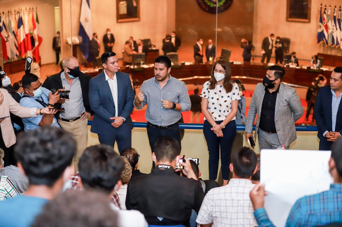 AgriculturaSV's tweet photo. El Ministro @MartinezDavid_1 se encuentra en la Nueva @AsambleaSV acompañado de productores nacionales, para ser parte de la historia con la discusión de los fideicomisos que le darán vida al Plan Maestro de #RescateAgropecuario en beneficio de nuestra gente. https://t.co/7iLQ7RPc9c
