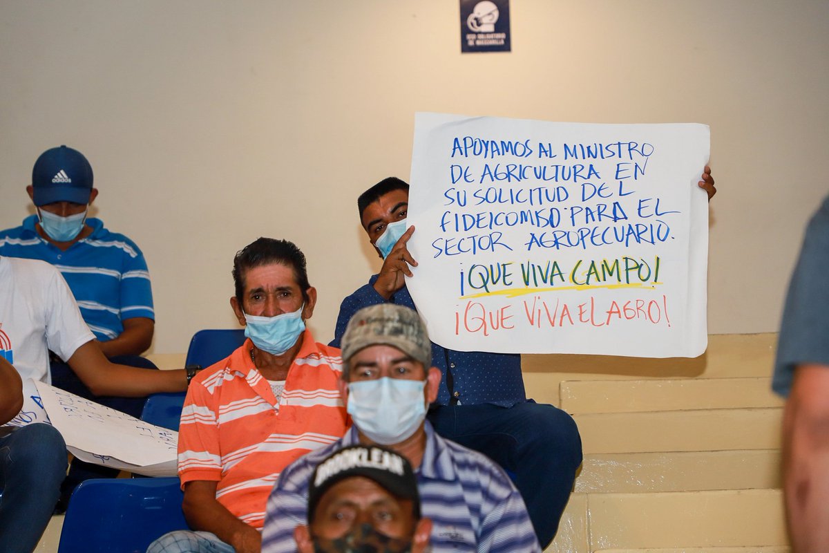 AgriculturaSV's tweet photo. Decenas de productores nacionales llegaron a la Nueva @AsambleaSV para respaldar al Ministro @MartinezDavid_1 y esperar la aprobación de los fideicomisos contemplados en el Plan Maestro de #RescateAgropecuario. https://t.co/SkbREcTNW8