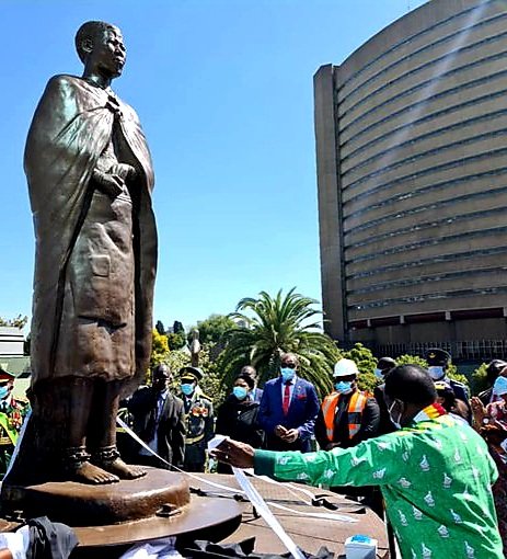 NewsHawksLive's tweet photo. A dramatic day of different stories to tell: While President Emmerson Mnangagwa was unveiling the statue of Mbuya Nehanda in Harare in honour of her struggle heroics, Chiefs Mathema and Fuyane in Matabeleland were unveiling a Gukurahundi plaque at Bhalagwe massacre camp in Kezi. https://t.co/laoVaTTnfy