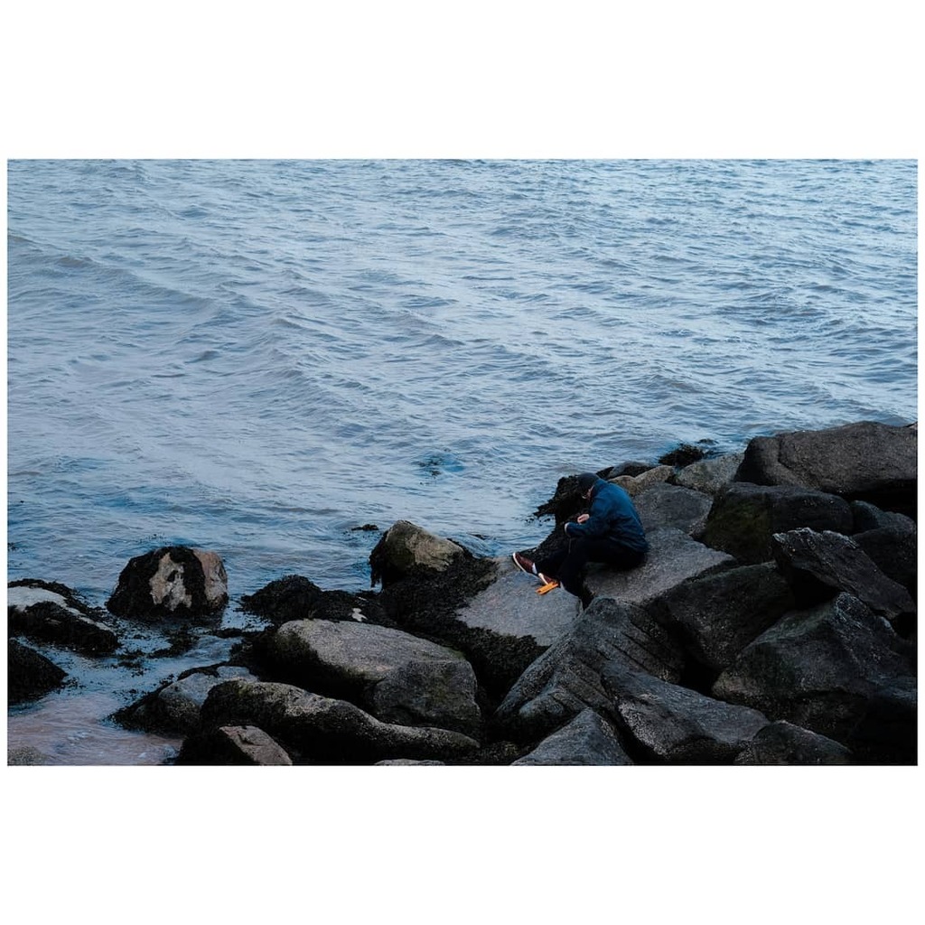 Having a quiet time crabbing on the rocks.
.
.
#crabbing #crabs #colddays #ontherocks #calmwaters #quiettime #blueandorange #everydayscenes #streetphotography #sittingquietly #documentlife #candidphotography #britishseaside #seasidetown #livingbythesea #… instagr.am/p/CPThIVYHwEx/