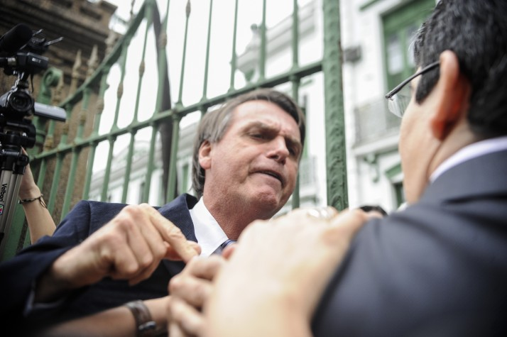 Trívia: Randolfe já saiu na mão com o Bolsonaro em 2013 Chamou o Bolsonaro de babaca por tentar invadir o espaço da Comissão da Verdade pra louvar a ditadura. Tomou um soco, devolveu uma cotovelada.