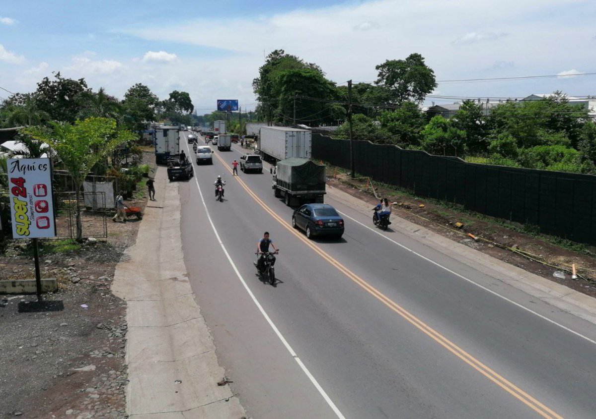 ElRebeldeGt1's tweet photo. #SUCHITEQUEZ Salubristas liberan la ruta , ya libre el Km 163 CA2 occidente, pero queda carga vehicular, precaución @ReportandoEC @vichoguate @viajerogt @juanVictorCas1 @Cardona_TV @AlertaGt502 @RBCNoticiasGT @express_foto @NT_Regionales https://t.co/4CsLUED51i