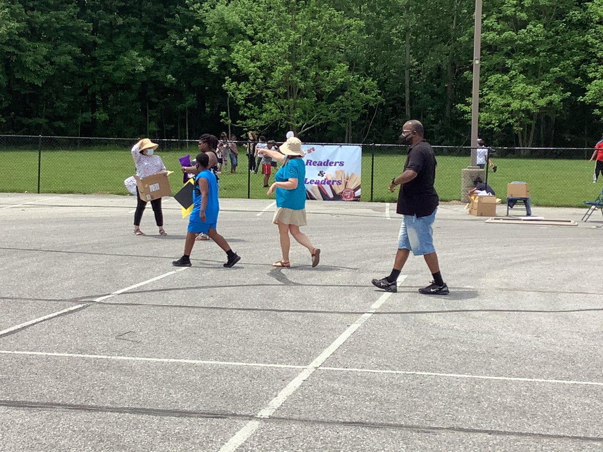 CravingBooks's tweet photo. Today, Ss at @BVBulldogs1 celebrated their goal of reading 10,000 books!!! Way to go Bulldogs! #WarrenReads #WarrenWill https://t.co/6TqJxMrkXF
