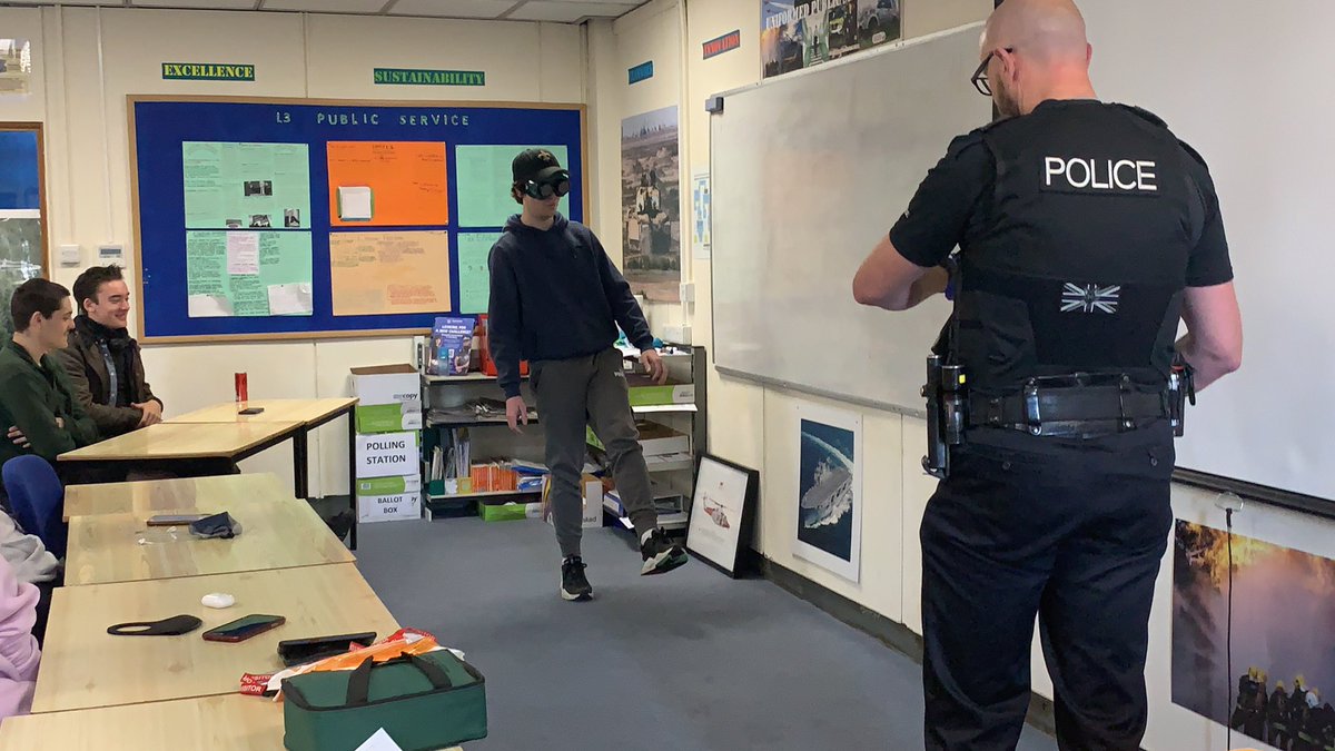 AndoverPublic's tweet photo. Student Watch - It was great to have PC Paul Thorne from Hampshire Constabulary’s Road Policing Unit (RPU) coming in today and talk about his job. #andovercollege #andoverpublicservices #hampshireconstabulary #testvalleypolicing #studentwatch @Andovercollege @AndoverPolice https://t.co/ydGVXzsYdl