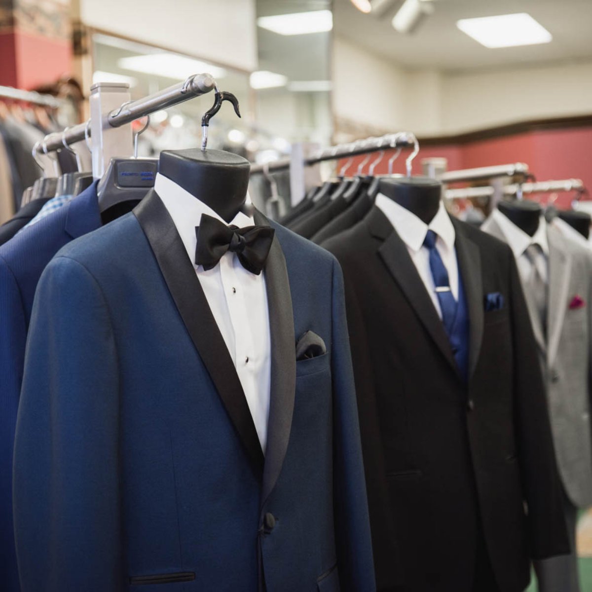 RomanoffsTuxedo's tweet photo. No matter your style, we have the perfect suit for you. #ColombusOhio #SuitRentals #TuxedoRentals #StandOut #Romanoffs #ColumbusOhio #SuitUp #Wedding #Prom #Formal #MensWear #FormalWear #CustomSuits https://t.co/7BkjcU1jB3