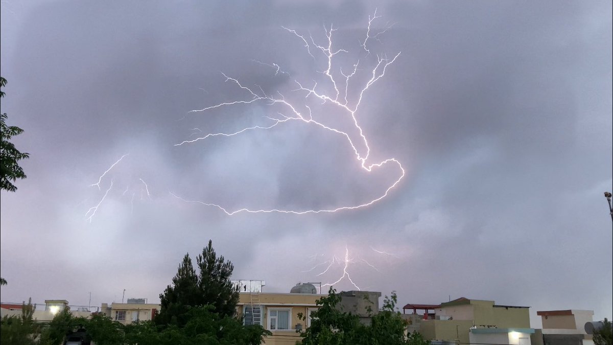 arasjabar3's tweet photo. Sheet Lightning ⚡️😮 6:50 pm 25.05.2021
#sulaymaniyah #iraq #sheetlightning #lightning https://t.co/UiJw5U8BCL