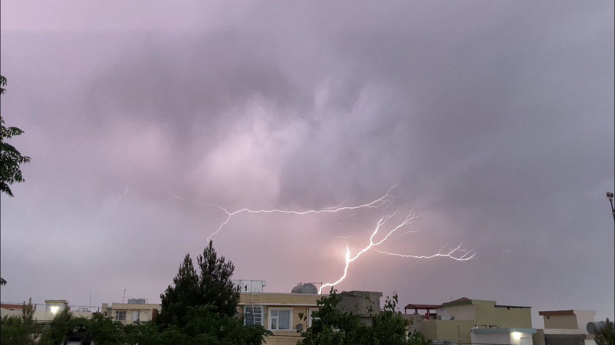 arasjabar3's tweet photo. Sheet Lightning ⚡️😮 6:50 pm 25.05.2021
#sulaymaniyah #iraq #sheetlightning #lightning https://t.co/UiJw5U8BCL