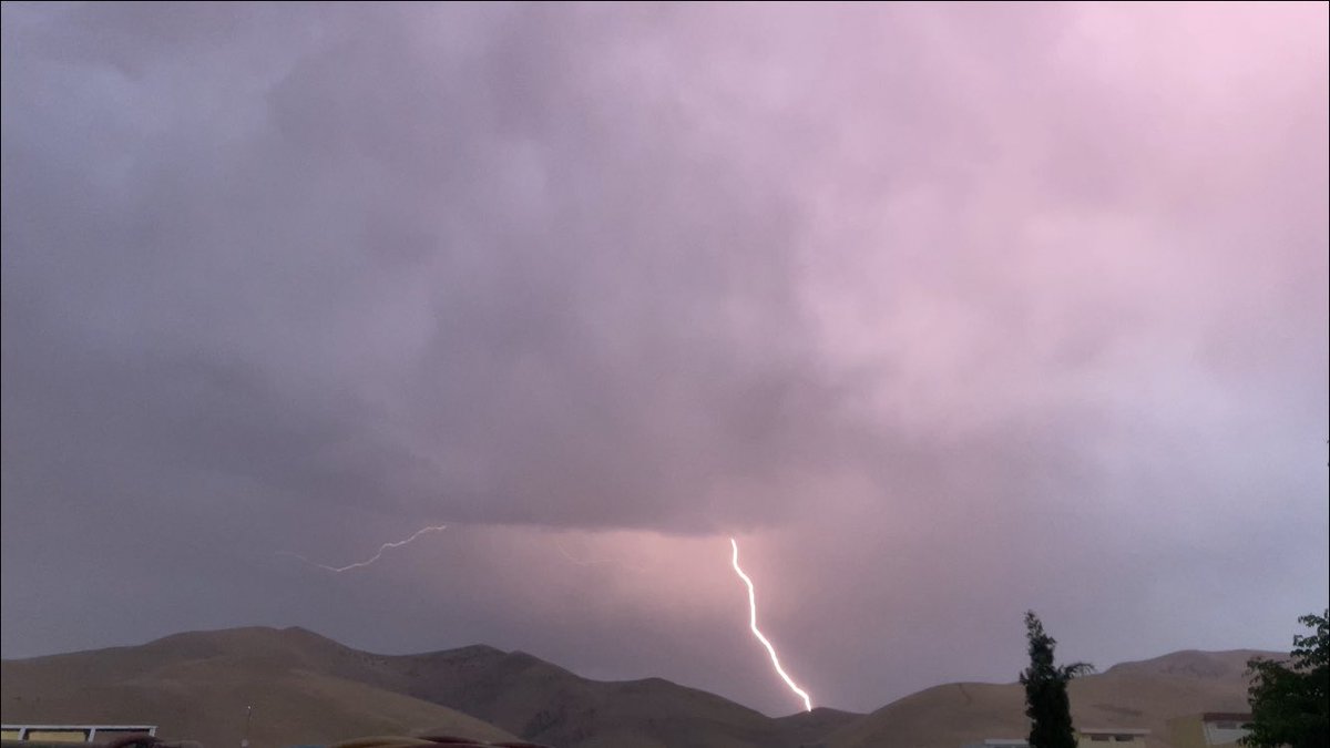 arasjabar3's tweet photo. Sheet Lightning ⚡️😮 6:50 pm 25.05.2021
#sulaymaniyah #iraq #sheetlightning #lightning https://t.co/UiJw5U8BCL