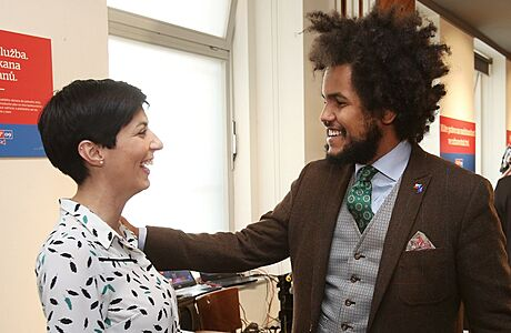 K Ferimu: Neumíte si představit, kolik lidí na nás utočilo, jak ho dehonestujeme "slepicemi, kterým nedal a vony se mu mstěj!“ Všem jsme odpovídali: Kroupa nařknul Hamáčka z vlastizrady od stolu a bezmála všichni tleskají, zatímco my máme desítky, byť zprostředkovaných svědectví